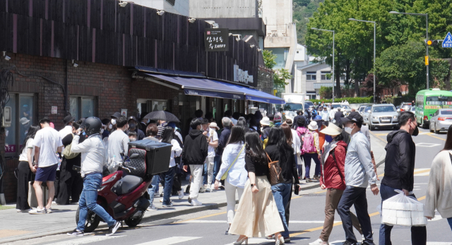 청와대 개방후 첫 휴일인 15일 오후 청와대 부근 삼청동 거리가 시민들로 붐비고 있다. 연합뉴스