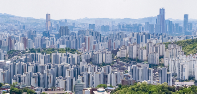 2030 청년세대의 상위 20% 가구 자산이 하위 20%의 35.27배에 달하는 것으로 나타났다. 코로나19 이후 시중에 돈이 풀린 탓에 부동산·주식 등 자산가치가 크게 오르면서 빈부격차도 1년 새 더 벌어졌다. 사진은 15일 서울 청와대 상공에서 바라본 마포와 여의도 일대 아파트 모습. 연합뉴스