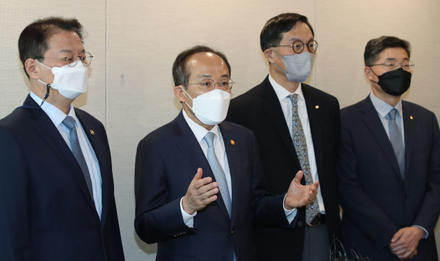 추경호 경제부총리 겸 기획재정부 장관(왼쪽 두번째)과 이창용 한국은행 총재(왼쪽 세번째)가 16일 오전 서울 중구 프레스센터에서 열린 조찬간담회에서 기념촬영을 마치고 기자들의 질의를 받고 있다. 왼쪽은 방기선 기획재정부 1차관.오른쪽은 이승헌 한국은행 부총재. 연합뉴스