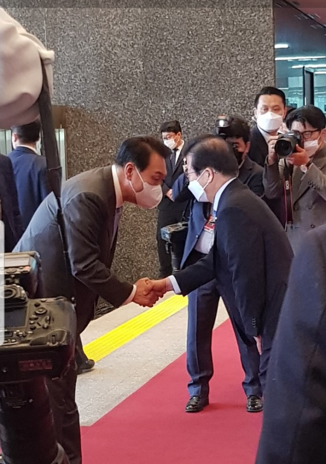 윤석열 대통령이 16일 오전 9시 30분쯤 첫 시정연설을 위해 국회에 도착 후 국회의사당 현관에 마중 나와 기다리고 있던 박병석 국회의장에게 허리를 숙여 인사하고 있다. 이호준 기자 hoper@imaeil.com