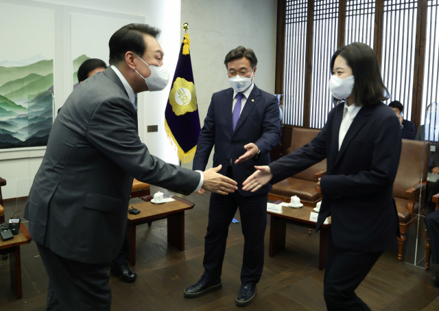 윤석열 대통령이 16일 오전 추가경정예산안 신속 처리를 위한 국회 시정연설에 앞에 국회 접견실에서 열린 여야 지도부 환담에서 더불어민주당 박지현 공동비상대책위원장과 인사하고 있다. 가운데는 윤호중 공동비상대책위원장. 연합뉴스