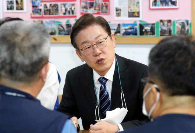 인천 계양을 국회의원 보궐선거에 출마한 더불어민주당 이재명 상임고문이 16일 오전 인천시 계양구 계산전통시장에서 시장 관계자들과 간담회를 하고 있다. 연합뉴스