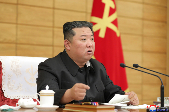 김정은 북한 국무위원장이 신종 코로나바이러스 감염증(코로나19) 관련 의약품이 제때 공급되지 못하고 있다며 강력히 질책했다. 조선중앙통신은 16일 