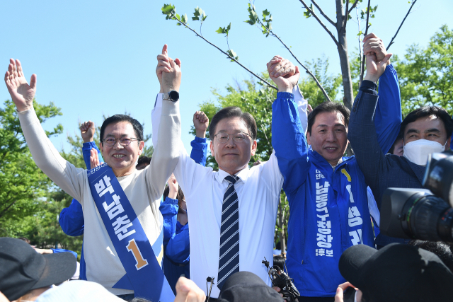 인천 계양을 국회의원 보궐선거에 출마한 더불어민주당 이재명 총괄선거대책위원장이 15일 인천시 남동구 인천대공원을 찾아 시민들에게 인사하고 있다. 왼쪽은 더불어민주당 박남춘 인천시장 후보. 연합뉴스