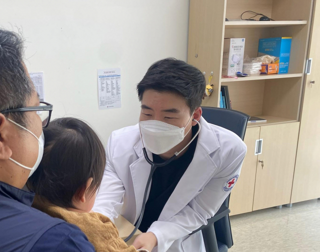 소아청소년과 전문의가 아이를 진료하고 있다. 적십자병원 제공
