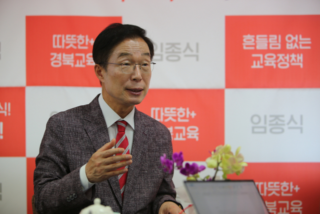 임종식 경북도 교육감 후보가 16일 경북 포항의 선거사무소에서 매일신문과 인터뷰를 하고 있다. 임종식 후보 캠프 제공