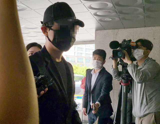 인터넷방송 BJ A씨가 16일 오전 서울 성동경찰서에 경찰 조사를 받기 위해 출석하고 있다. A씨는 테라폼랩스 권도형 대표 자택에 찾아가 주거침입 혐의로 조사를 받고 있다. 연합뉴스