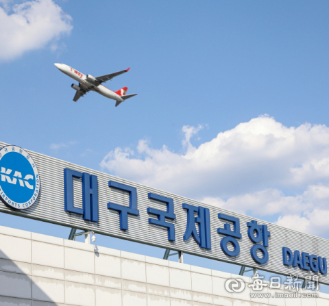 지난 16일 오후 대구국제공항에서 티웨이 항공사 여객기가 이륙하고 있다. 안성완 기자 asw0727@imaeil.com