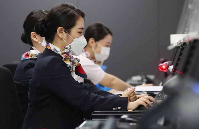 12일 오전 서울 김포공항 국제선 출국 카운터에서 한 취항사 직원들이 운항 재개시 원활한 수속을 할 수 있도록 자체 교육을 진행하고 있다. 이 항공사 관계자는 코로나19로 김포공항이 셧다운 된 이후로 운항 재개를 대비해 지속적인 자체 교육을 진행해왔다고 밝혔다. 한편 윤석열 대통령은 전날 일본 의원단을 접견한 자리에서 코로나19 확산으로 중단된 서울과 도쿄를 항공기로 바로 연결하는 김포-하네다 노선이 이달 중 재개되도록 조치하겠다는 뜻을 밝혔다. 연합뉴스
