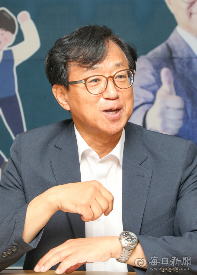6·1 지방선거에서 대구시교육감 선거에 출마선언을 한 엄창옥 경북대 교수가 16일 오전 대구 수성구에 마련된 선거사무소에서 매일신문과 인터뷰를 하고 있다. 안성완 기자 asw0727@imaeil.com