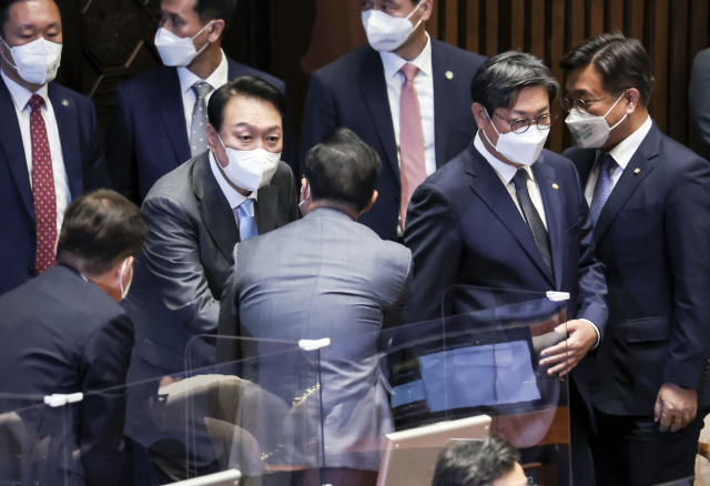 윤석열 대통령이 16일 오전 추경안 시정연설을 위해 국회 본회의장에 입장하며 더불어민주당 박홍근 원내대표 등 야당 의원들과 인사하고 있다. 연합뉴스