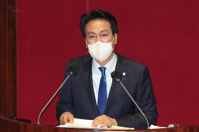 더불어민주당 안민석 의원이 27일 국회 본회의에서 검찰의 수사권과 기소권을 분리하는 일명 