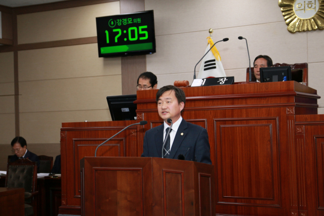 상주시의회 임시회에서 5분발언을 하고 있는 강경모 상주시의원