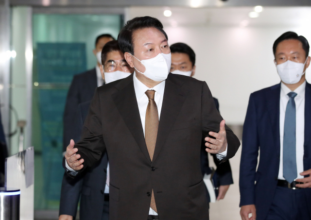 윤석열 대통령이 17일 오전 서울 용산 대통령실 청사로 출근하며 기자들과 질의응답을 하고 있다. 연합뉴스