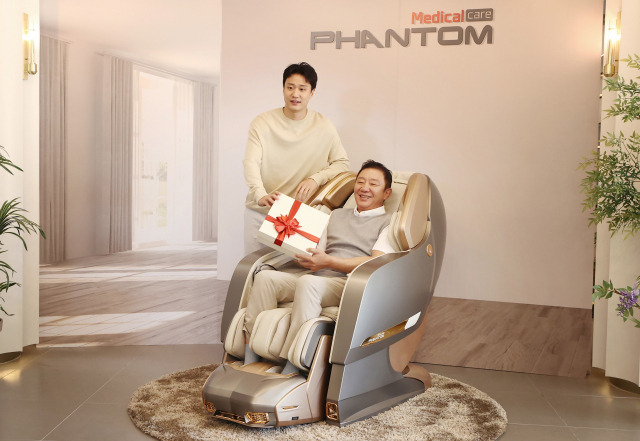허재(오른쪽), 허웅 부자가 3일 오전 서울 종로구 바디프랜드 광화문직영점에서 열린 가정의 달 기념 포토행사에 참석해 포즈를 취하고 있다. 연합뉴스