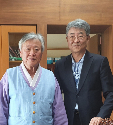 이문열(왼쪽) 소설가와 김진혁 석재서병오기념사업회 회장.