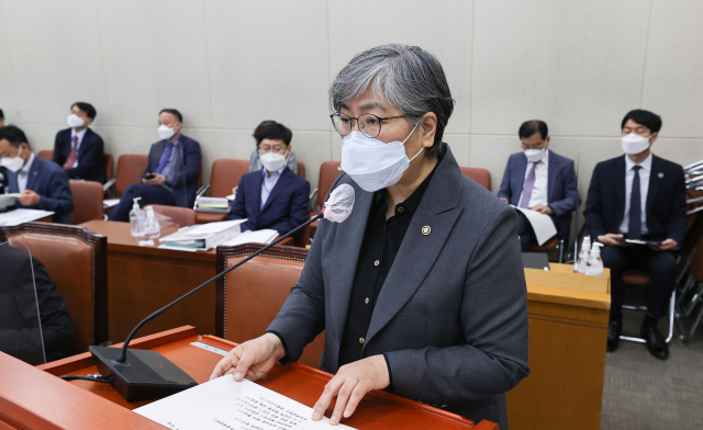 정은경 질병관리청장이 지난 17일 국회에서 열린 보건복지위원회 전체회의에서 2022년도 제2회 추가경정예산안 관련 정부 측 제안설명을 하고 있다. 연합뉴스