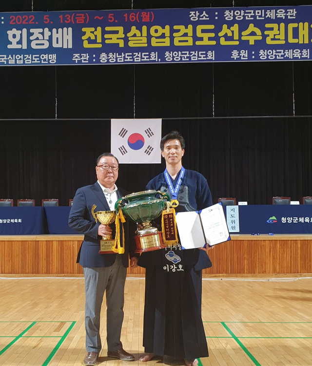 경북 구미시청 검도팀 이신근 감독과 이강호(오른쪽) 선수. 구미시 제공