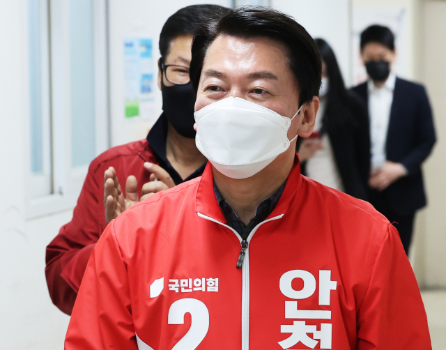 경기 성남 분당갑 국회의원 보궐선거에 출마한 국민의힘 안철수 후보가 17일 오전 경기도 성남시장애인단체연합회에서 열린 간담회에 참석하고 있다. 연합뉴스