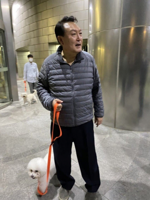 윤석열 대통령이 늦은 저녁 반려견과 산책하려 나서는 모습이 포착돼 17일 온라인 커뮤니티에서 화제가 되고 있다. 온라인 커뮤니티