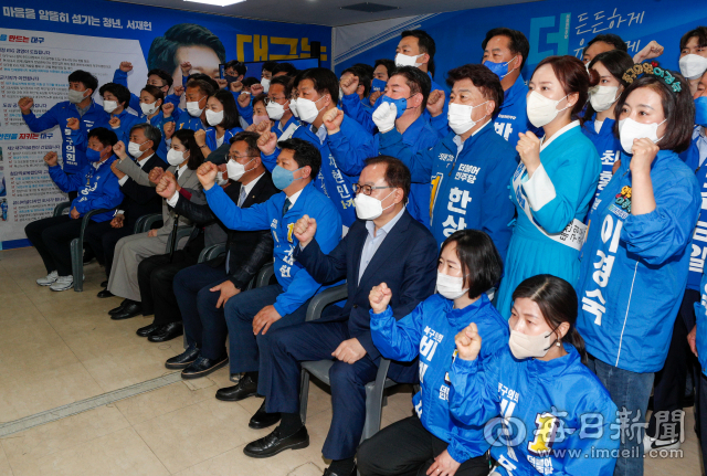 더불어민주당 대구시당이 17일 서재헌 대구시장 후보 선거사무소에서 선거대책위원회 발대식을 개최한 가운데 박지현.윤호중 공동비대위원장과 출마 후보들이 파이팅을 외치고 있다. 우태욱 기자 woo@imaeil.com