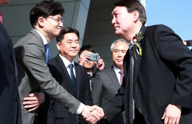지난 2020년 2월 13일 당시 윤석열 검찰총장이 부산고등·지방 검찰청을 찾아 한동훈 당시 부산고검 차장검사와 악수를 하고 있다. 윤석열 총장의 최측근으로 분류되던 한동훈 차장검사는 대검찰청 반부패부장 시절 조국 전 법무부 장관 가족 비리 수사 등을 지휘하다 부산고검으로 인사 이동했다. 사실상 좌천 평가를 받은 인사이다. 이어 윤석열 검찰총장은 취임 후 첫 지방검찰청 격려 방문지를 한동훈 차장검사가 근무하는 부산으로 정해 눈길을 끌었다. 매일신문DB