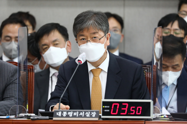 김대기 대통령비서실장이 17일 국회에서 열린 운영위원회 전체회의에서 의원들의 질의에 답변하고 있다. 연합뉴스
