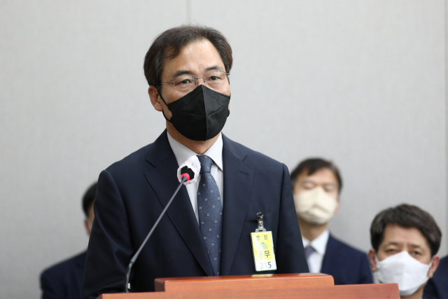 윤재순 대통령실 총무비서관이 17일 오후 국회에서 열린 운영위원회 전체회의에 출석해 성비위 논란에 대해 사과하고 있다. 연합뉴스