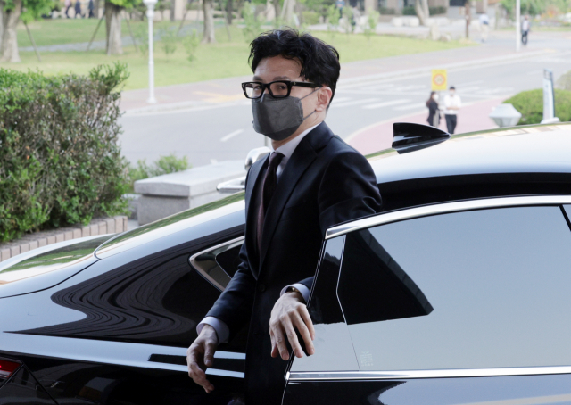 한동훈 법무부 장관이 17일 정부과천청사에서 열린 취임식 참석을 위해 법무부 청사에 도착, 차에서 내리고 있다. 연합뉴스