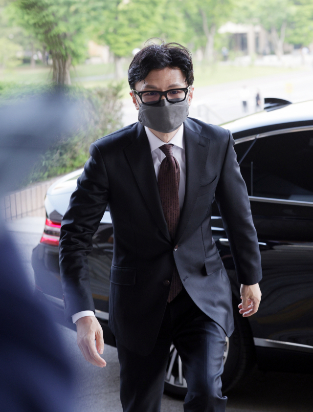 한동훈 법무부 장관이 17일 정부과천청사에서 열린 취임식 참석을 위해 법무부 청사로 들어서고 있다. 연합뉴스