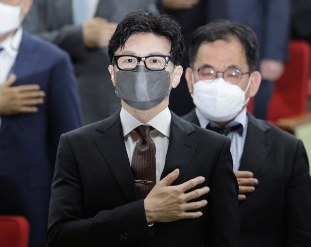 한동훈 법무부 장관이 17일 정부과천청사에서 열린 취임식에서 국기에 경례하고 있다. 연합뉴스