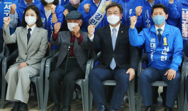더불어민주당 박지현·윤호중 공동비대위원장이 17일 대구 서구 내당동 서재현 대구시장 후보 선거사무소에서 열린 대구시당 선거대책위원회 발대식에 참석하고 있다. 사진 가운데는 민주당 장문상 상임고문. 연합뉴스
