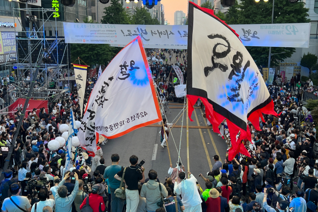 17일 오후 5·18 민주화운동 42주년 전야제 참가자들이 광주 동구 금남로에서 옛 전남도청으로 행진하고 있다. 5·18 전야제는 코로나19 대유행 탓에 2019년 이후 3년 만에 열렸다. 연합뉴스