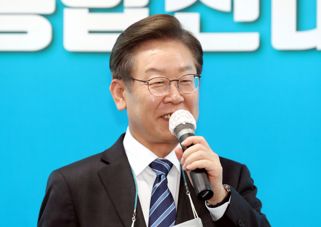 인천 계양을 국회의원 보궐선거에 출마한 더불어민주당 이재명 상임고문이 16일 오후 인천시 미추홀구 박남춘 인천시장 후보 선거사무소에서 열린 