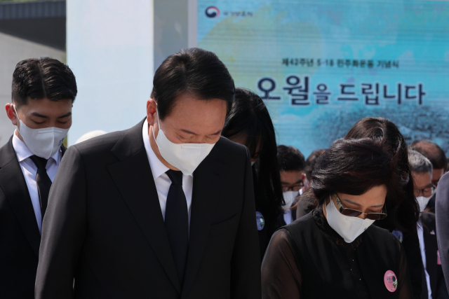제42주년 5·18 광주민주화운동 기념일인 18일 오전 윤석열 대통령이 광주 북구 국립 5·18 민주묘지 추모탑을 참배하고 있다. 연합뉴스