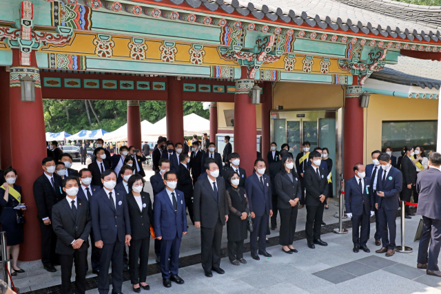 윤석열 대통령이 18일 오전 광주 북구 국립 5·18 민주묘지에서 열린 제42주년 5·18민주화운동 기념식 참석하고 있다. 연합뉴스