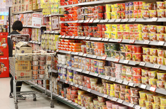세계 밀 생산량 2위인 인도가 식량 안보를 이유로 밀 수출을 전격 금지함에 따라 국내 식품 물가 부담도 커질 것으로 예상된다. 사진은 16일 서울의 한 대형마트 라면 매대의 모습. 연합뉴스