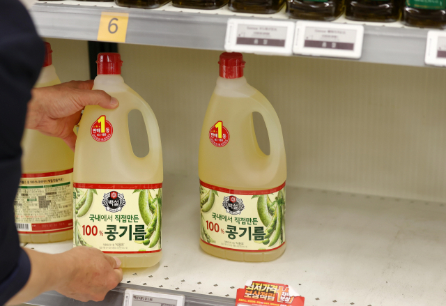 16일 서울의 한 대형마트 식용유 매대에 빈자리가 보인다. 지난달 말 인도네시아가 팜유 수출을 제한하면서 국내 식용유 공급 차질 우려가 커지고 있다. 연합뉴스