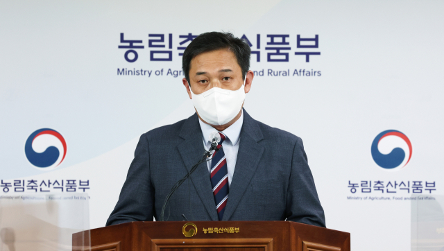 전한영 농림축산식품부 식품산업정책관이 18일 오후 세종시 정부세종청사에서 CJ제일제당, 롯데푸드, 사조대림, 농심, 오뚜기 등 주요 식용유 공급사 5개 업체와 식품산업협회가 참석해 개최한 식용유 국내 수급상황 점검회의 결과를 설명하고 있다. 연합뉴스