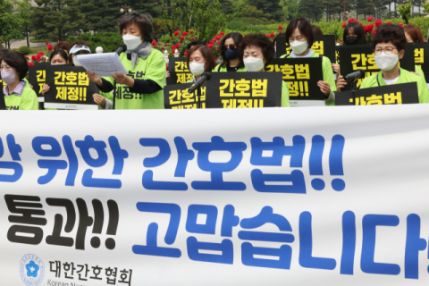 대한간호협회 관계자들이 18일 오전 서울 국회 앞에서 간호법 국회 보건복지위 통과 환영 집회를 하고 있다. 연합뉴스