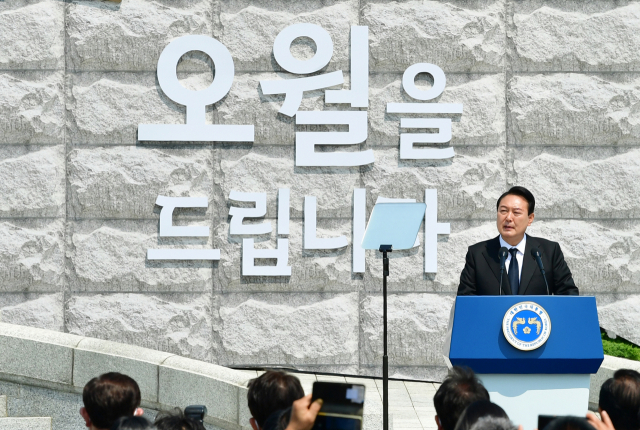 윤석열 대통령이 18일 오전 광주 북구 국립 5·18 민주묘지에서 열린 제42주년 5·18민주화운동 기념식에서 기념사를 하고 있다. 연합뉴스