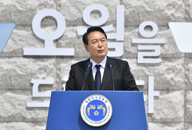 윤석열 대통령이 18일 오전 광주 북구 국립 5·18 민주묘지에서 열린 제42주년 5·18민주화운동 기념식에서 기념사 하고 있다. 연합뉴스