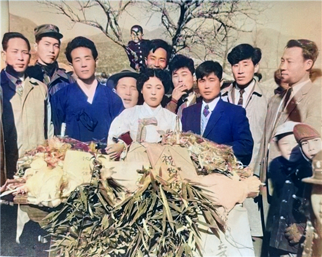 구한민 씨 외할머니 고 최권시 씨의 결혼 기념 사진. 사진 왼쪽에서 다섯번째가 고 최권시 씨. 가족 제공.