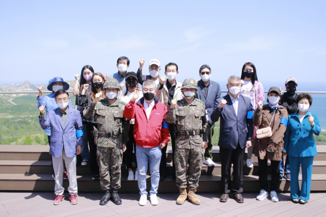 해외동포 세계지도자협의회(이사장 김명찬)는 11일 제22사단(금강산 부대)을 방문해 이승오 사단장에게 장병 후원금을 전달했다. 해외동포 세계지도자협의회 제공