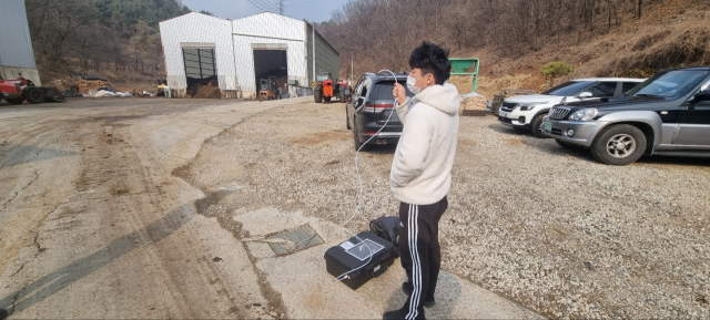 문경 도심 악취의 진원지인 상주 함창읍의 한 퇴비공장 앞에서 한 문경주민이 악취농도를 검사하고 있다. 고도현 기자
