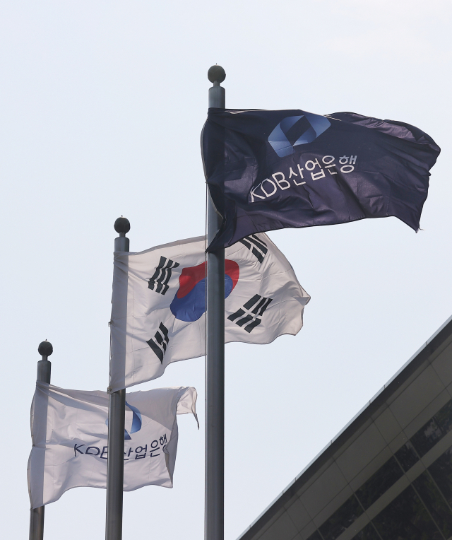 공공기관 직원 평균 연봉이 7천만원에 육박해 대기업보다 많고 중소기업과 비교하면 두 배가 넘는 것으로 나타났다. 16일 공공기관 경영정보 공개 시스템 알리오에 따르면 지난해 공공기관 370곳 직원 평균 연봉은 전년보다 1.5％ 증가한 6천976만원이다. 연봉이 가장 높은 기관은 울산과학기술원이었다. 성별로 살펴보면 남성 1위는 한국산업은행(1억2천941만원), 여성 1위는 한국전자통신연구원(1억1천57만원)으로 나타났다. 사진은 이날 서울 여의도 산업은행 본점 모습. 연합뉴스