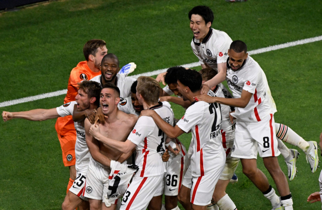 19일(한국시간) 스페인 세비야의 라몬 산체스 피스후안에서 열린 2021-2022 유럽축구연맹(UEFA) 유로파리그(UEL) 결승전. 프랑크푸르트 선수들이 환호하고 있다. AFP=연합뉴스