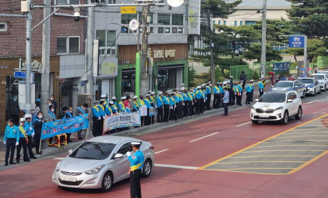 영주 남부초등학교 정문에서 교통안전 캠페인을 벌이고 있다. 영주시 제공