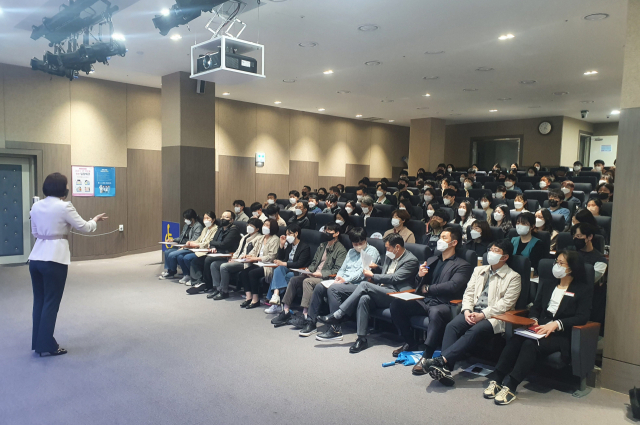 권익위원회 특별민원전문관이 영주시 민원 공무원들을 대상으로 교육을 하고 있다. 영주시 제공