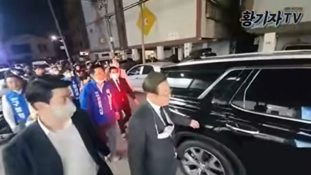 이재명 더불어민주당 총괄선대위원장(인천 계양을 국회의원 후보)이 지난 18일 밤 인천 시내에서 자신에게 욕을 하고 지나가는 시민의 차량을 두드리며 따라가는 모습. 유튜브 황기자TV 캡처